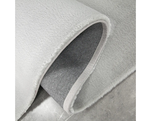 Sivý koberec s vlasom, detailný pohľad na spodnú stranu