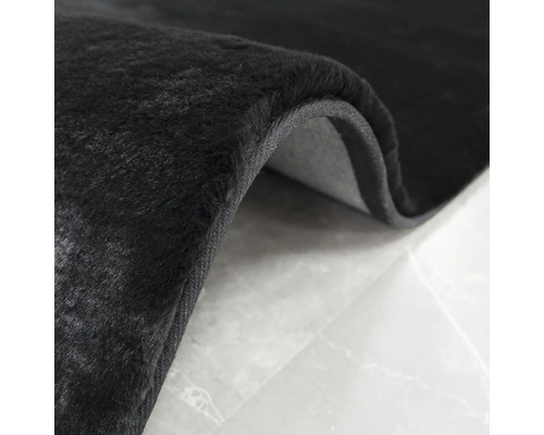 Detailný pohľad na čierny koberec s vlasom