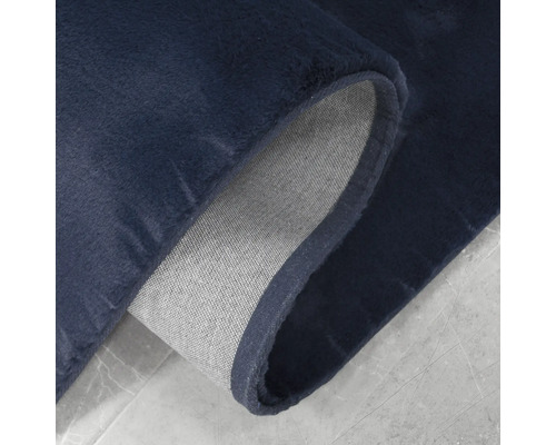 Detailný pohľad na tmavomodrý koberec s textilným podkladom