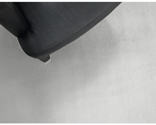 Detailný pohľad na čierny kus nábytku s nízkou nohou.