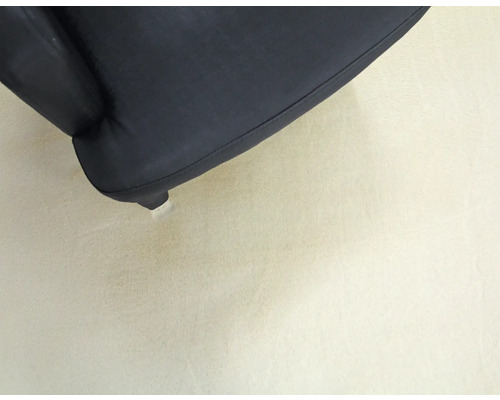 Detailný pohľad na čiernu stoličku s nohou