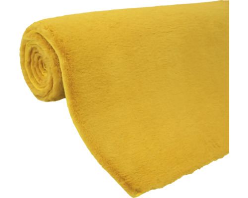 Žltý metrový textil zrolovaný