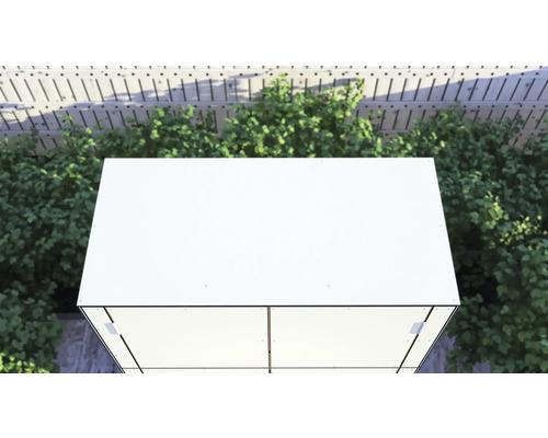 Strešná konštrukcia z panelov pred zelenými rastlinami