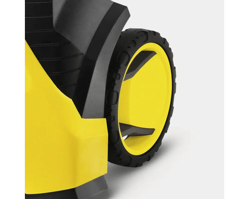 Detail vysokotlakového čističa so žltým puzdrom a čiernymi kolesami