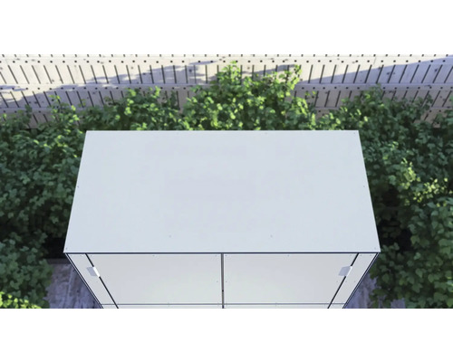 Pohľad zhora na záhradný domček s rastlinami v pozadí