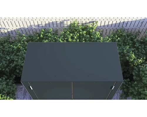 Pohľad zhora na záhradný domček s kovovou strechou