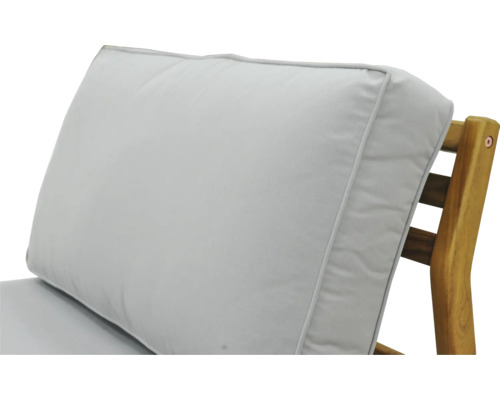 Detail svetlého vankúša na záhradnej stoličke