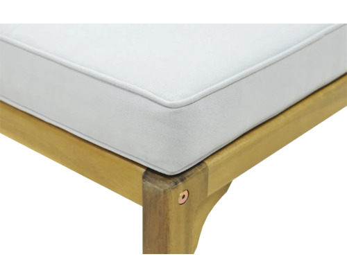 Detail záhradnej lavice s dreveným rámom a podsedákom