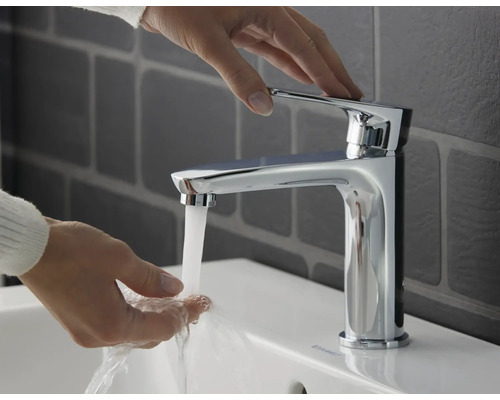 Páková batéria v kúpeľni s tečúcou vodou