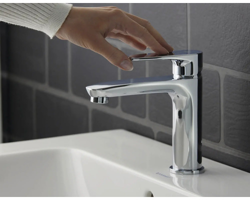 Jednopáková batéria na umývadle s rukou na páke.