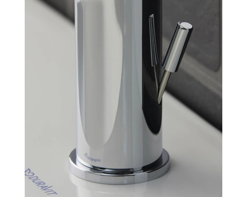 Detailný pohľad na kovovú armatúru v kúpeľni