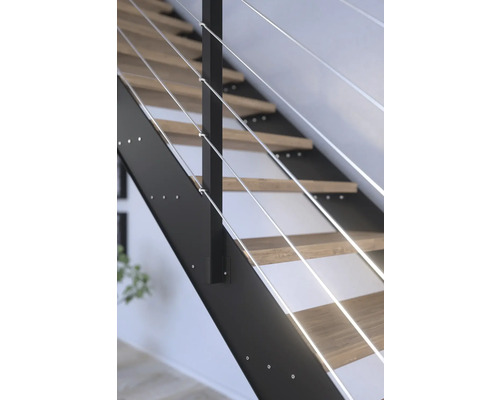 Schodisko s drevenými stupňami a oceľovým lanovým zábradlím