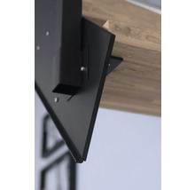 Kovový rám stola pripevnený k stolovej doske