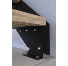 Detailný pohľad na kovové schodiskové schodnice s dreveným schodom a upevňovacími skrutkami.