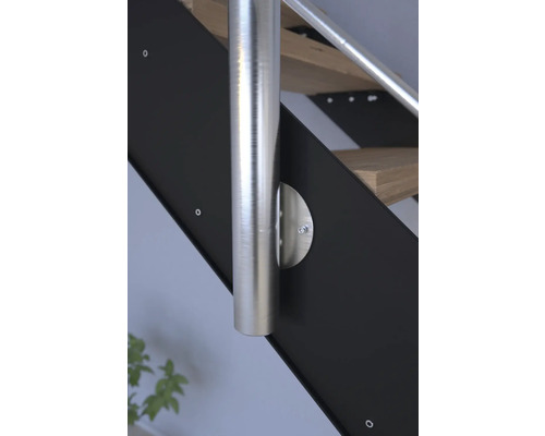 Detail schodiska s nerezovým zábradlím