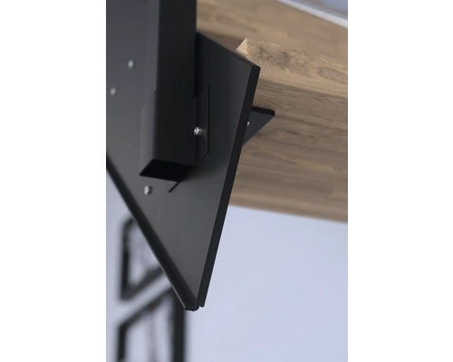 Detail upevnenia stola z kovu