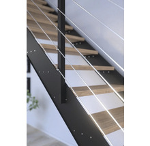 Detailný záber schodiska s drevenými stupňami a oceľovým lankovým zábradlím