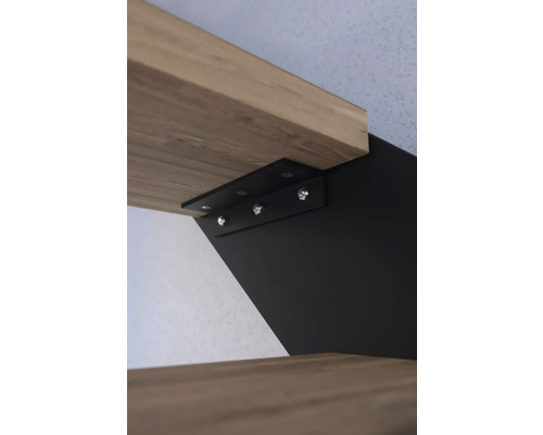 Detailný záber upevnenia drevenej police s čiernym držiakom