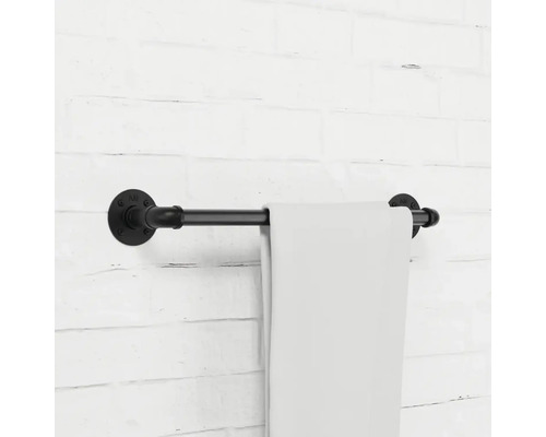 Čierny držiak na uteráky z kovovej rúrky na stene s uterákom