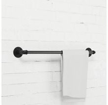 Držiak na uteráky z kovovej rúrky s uterákom na tehlovej stene