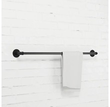 Čierny držiak na uteráky s uterákom na stene