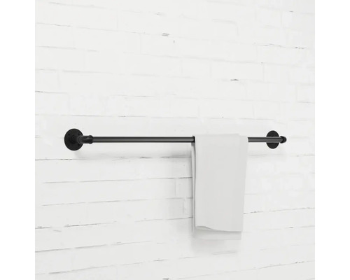 Čierny držiak na uteráky s uterákom na stene