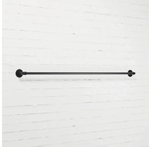 Čierny kovový držiak na uteráky na bielej stene