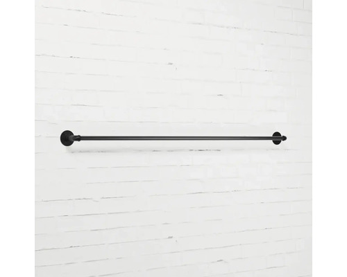 Čierny kovový držiak na uteráky na bielej stene