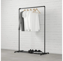 Kovový rúrkový vešiak na oblečenie s oblečením a obuvou