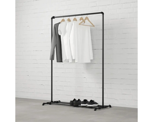Kovový rúrkový vešiak na oblečenie s oblečením a obuvou