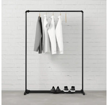 Kovový vešiak na šaty s oblečením a topánkami