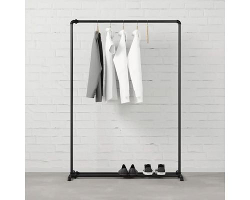 Kovový vešiak na šaty s oblečením a topánkami