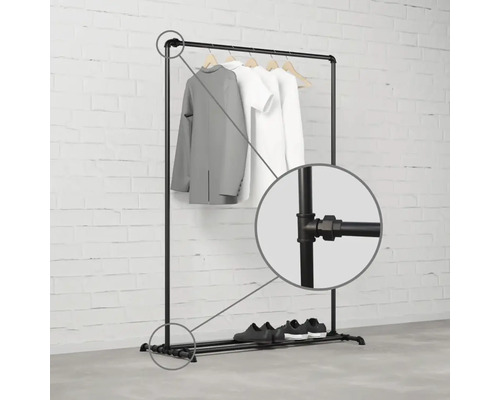 Vešiak na oblečenie s oblečením a topánkami