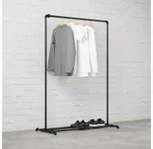 Kovový vešiak na oblečenie s oblečením a topánkami