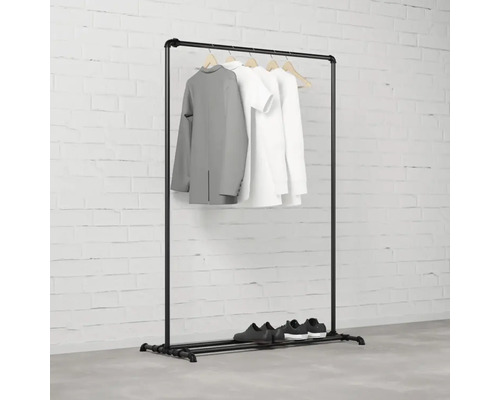 Kovový vešiak na oblečenie s oblečením a topánkami