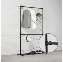 Stojan na šaty z rúrok s oblečením, klobúkom a topánkami