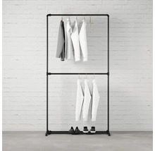 Čierny vešiak na oblečenie s oblečením a topánkami