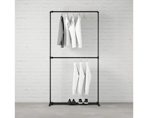 Čierny vešiak na oblečenie s oblečením a topánkami