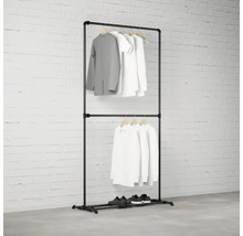 Čierny vešiak na oblečenie s oblečením a topánkami