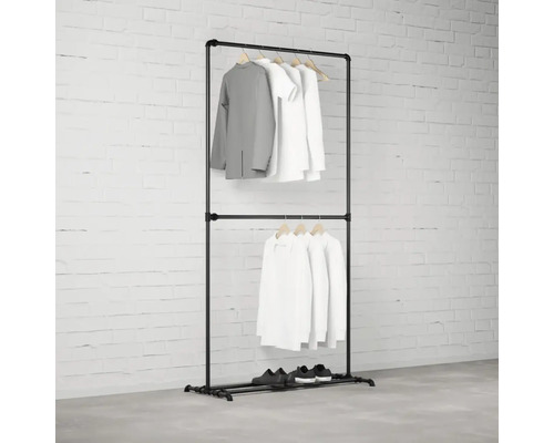 Čierny vešiak na oblečenie s oblečením a topánkami