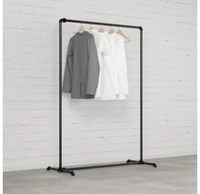 Vešiak na odevy z rúrok s oblečením na drevených vešiakoch