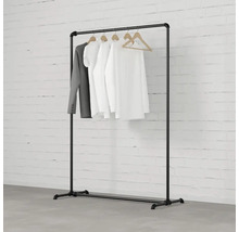 Vešiak na oblečenie s oblečením visiacim pred stenou