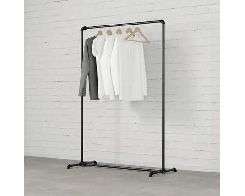Vešiak na oblečenie s oblečením visiacim pred stenou