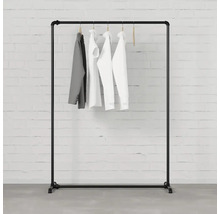 Čierny kovový vešiak na oblečenie s oblečením