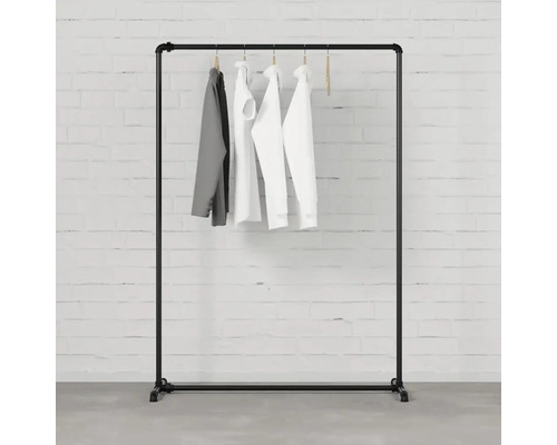 Čierny kovový vešiak na oblečenie s oblečením