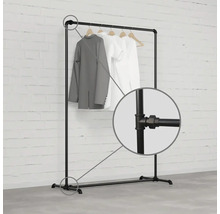 Čierny kovový vešiak na šaty s oblečením