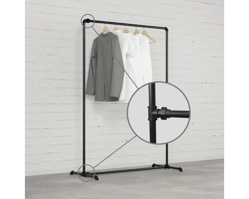 Čierny kovový vešiak na šaty s oblečením