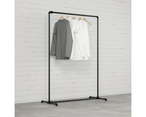 Čierny kovový vešiak na oblečenie s oblečením na vešiakoch