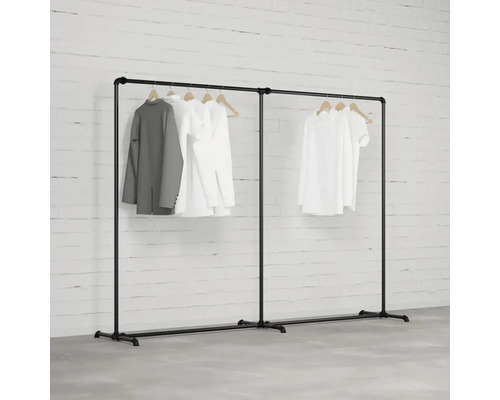 Dvojitý vešiak na šaty z čierneho kovu s visiacim oblečením