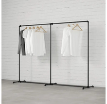 Čierny kovový vešiak na oblečenie s oblečením.